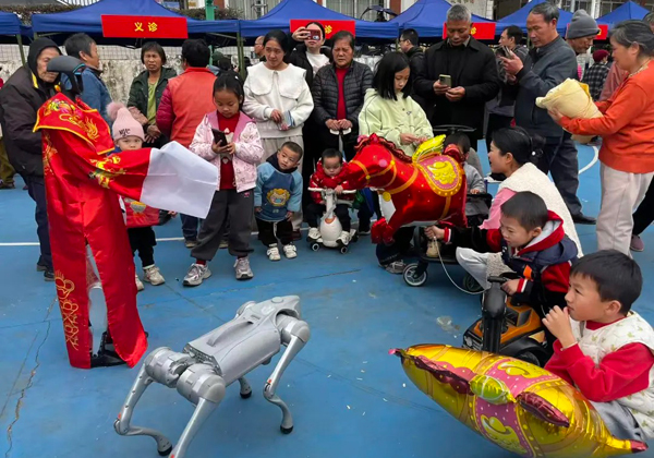 现场群众近距离接触机器狗。梁梦桃摄