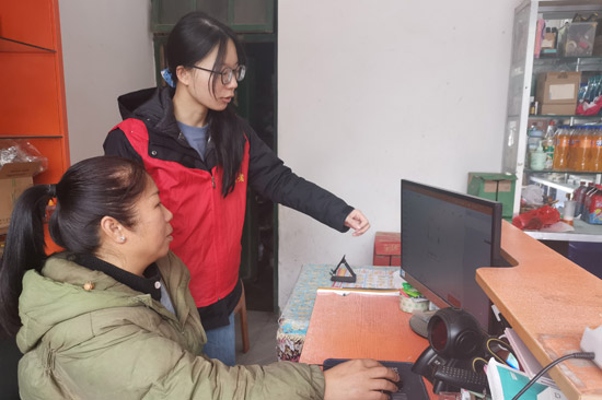 桂林烟草志愿者为零售户提供数字化经营指导 杨茹丹摄