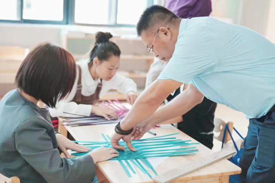 潘煥干對參與制作竹編制品的村民進行培訓。橫州市委宣傳部供圖