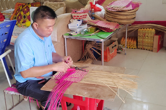 潘煥干正在制作竹編制品。楊洒攝