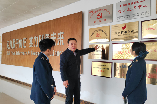 永福縣稅務局青年干部實地走訪桂林實力科技有限公司，了解企業相關情況。蒙玉秀攝