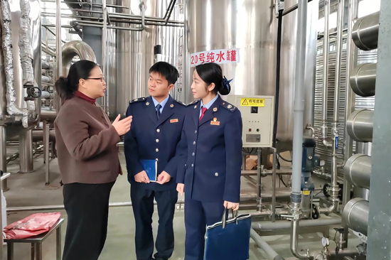 永福縣稅務局青年干部在永福百泓源科技有限公司車間內實地察看產品生產工藝流程。蒙玉秀攝