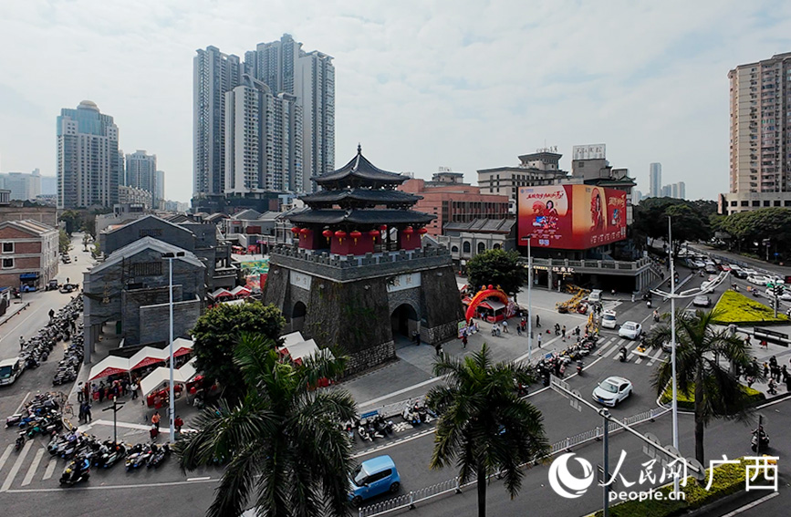 南宁市中山路新春市集。人民网 梁章晖摄