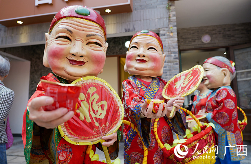 蒲庙花婆送糖果。人民网 梁章晖摄