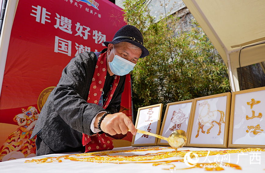 糖画艺人制作糖画。人民网 梁章晖摄