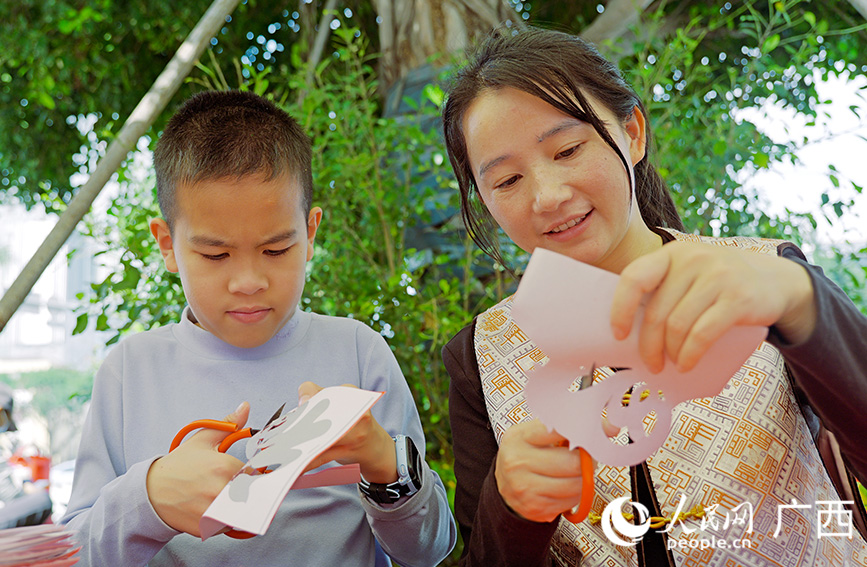 剪纸体验。人民网 梁章晖摄