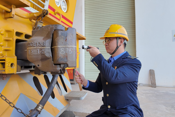 杨赡喻对车钩进行检查。宿雨鸽摄