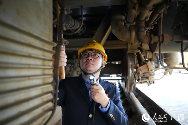 图为杨赡喻对接触网作业车走行部进行检查。人民网记者 王勇摄
