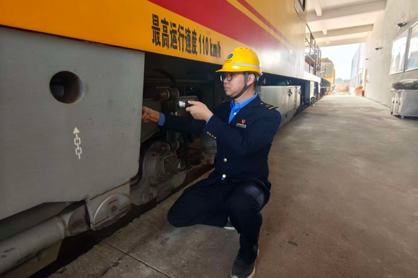 杨赡喻对接触网作业车走行部进行检查。于尚辰摄