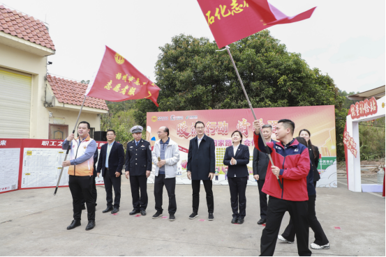 中石化广西梧州藤县服务区春运“暖流行动”启动仪式。中石化广西公司供图