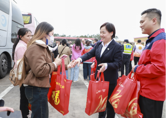 党员志愿者给返乡人员送福袋。中石化广西公司供图
