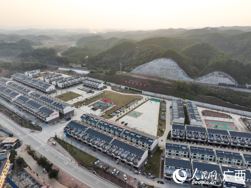航拍橫州市新福鎮“運河幸福新城”。人民網記者 雷琦竣攝
