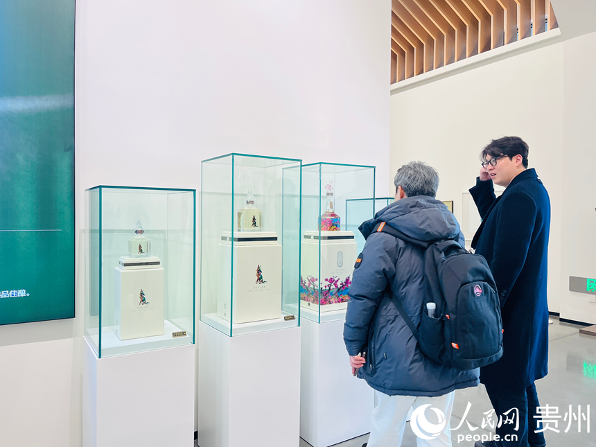 名家画作系列收藏品酒瓶展示,吸引嘉宾驻足观赏。陈洁泉摄
