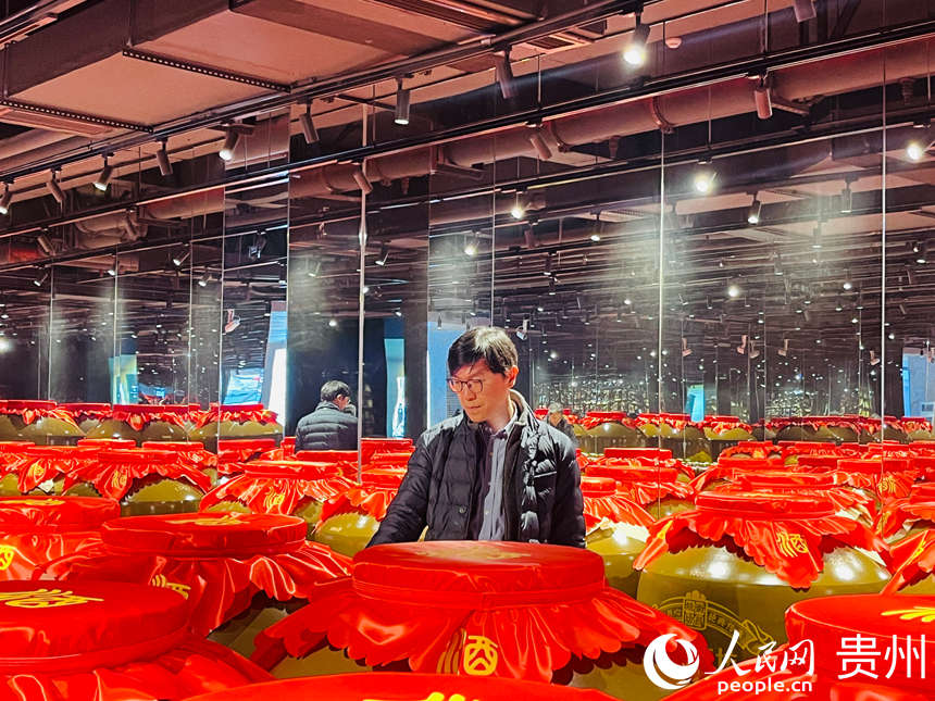 探访团参观体验酒庄封坛业态。陈洁泉摄