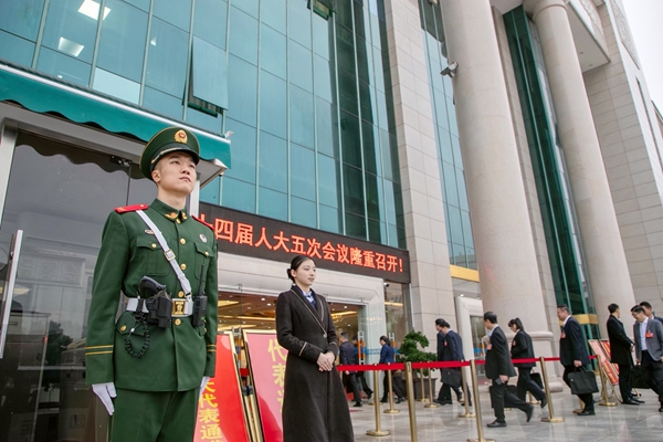 武警官兵正在维持入场秩序。