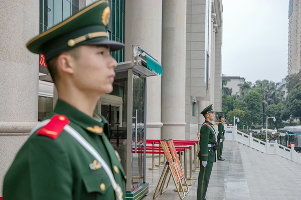 武警官兵正在现场加强警戒。