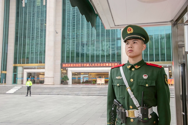 武警官兵正在现场定点警戒。