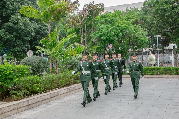 武警官兵正在多频次巡逻。