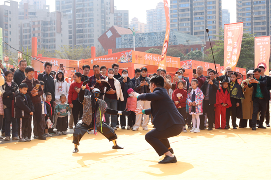 游客正在和机器人互动。陈国海摄