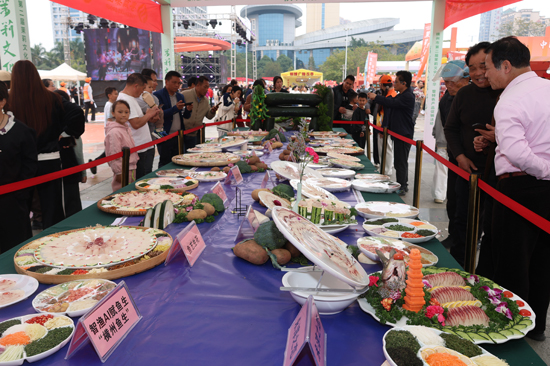 “非遗美食巅峰对决·鱼生争霸赛”精彩上演。陈国海摄