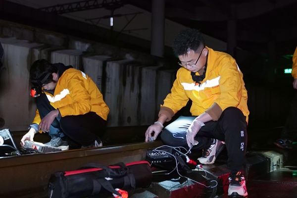 职工进行钢轨探伤作业。韦刚摄