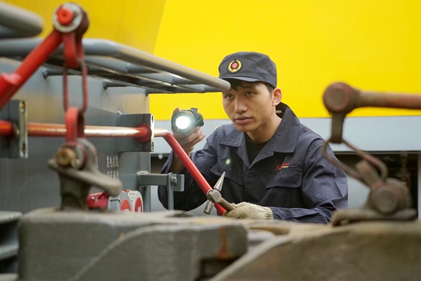 职工进行轨道作业车检查作业。柳盛玺摄