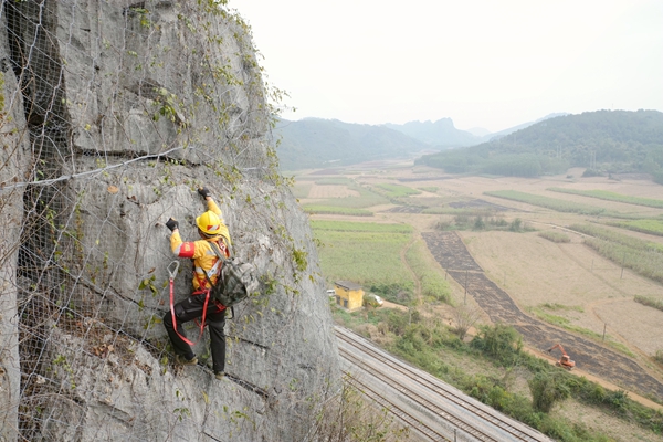 职工进行危岩落石排查工作。韦刚摄