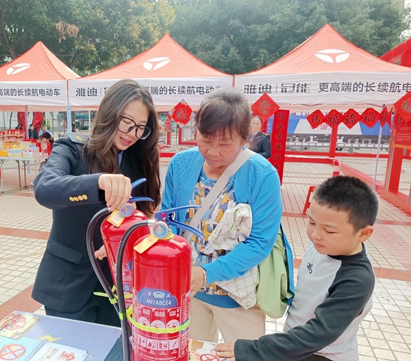 工作人员指导经营户合理使用消防器材。陈美珍摄