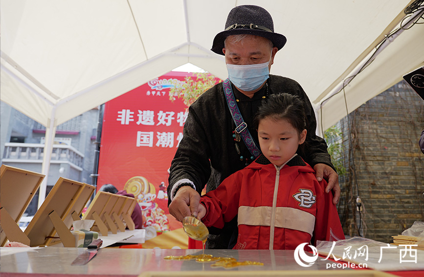 糖畫體驗。人民網 梁章暉攝