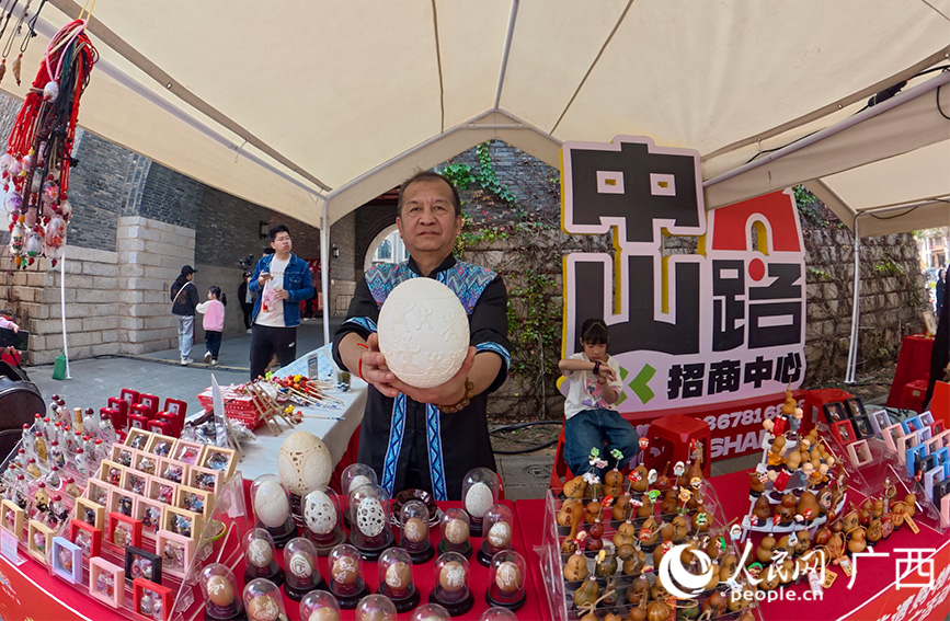 蛋雕工藝。人民網 梁章暉攝