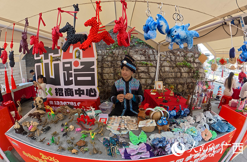 棕編工藝品。人民網 梁章暉攝