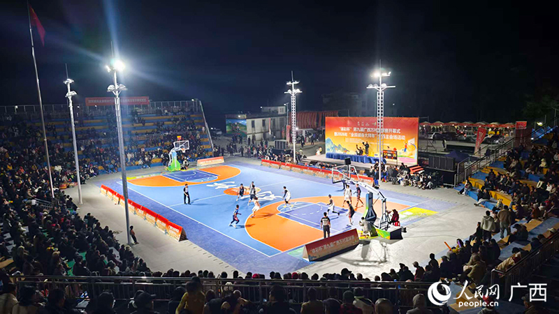第九屆廣西萬村籃球賽在南寧市青秀區劉圩鎮拉開帷幕。人民網 梁章暉攝