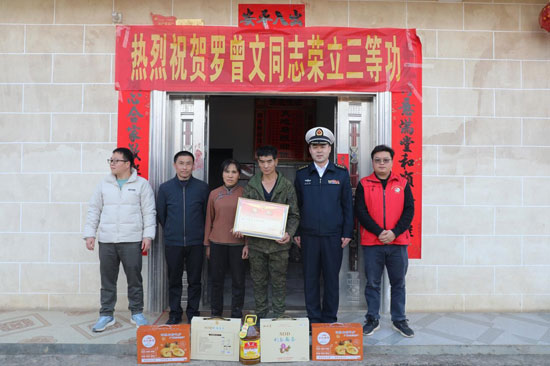 送喜报现场。乐业县人民武装部供图