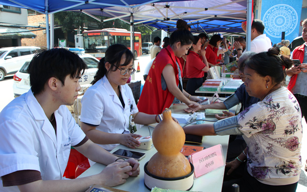 医护人员深入辖区，开展慢病防控宣传。