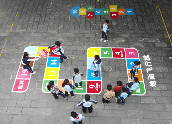 四年级《条形统计图—最喜欢的地面游戏》项目式活动学生设计出的最喜欢地面游戏——飞行棋。学校供图