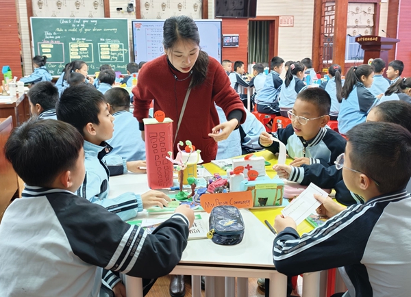 李佩老师执教课例《Unit6 Hit it big Make a model of your dream community》。学校供图