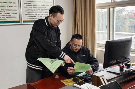 法规科工作人员向员工宣传无人机合规飞行要点。梁得润摄