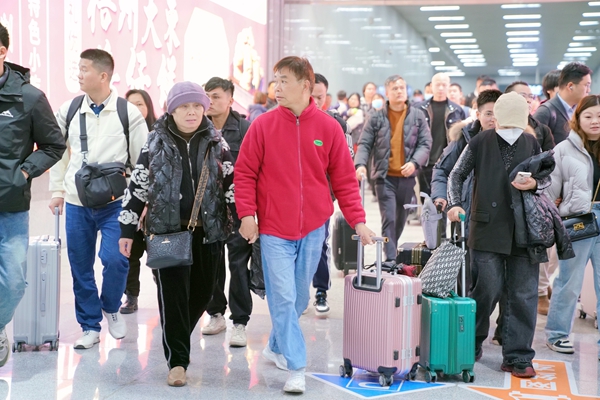 旅客到達梧州南站有序出站。唐燁攝