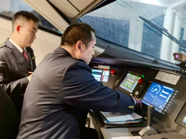 南寧機務段加強列車安全卡控，安排管理人員進行添乘指導。劉勇攝