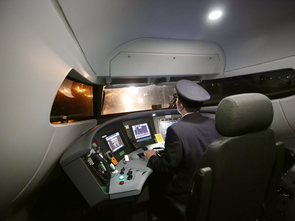 南寧機務段司機值乘夜間列車。林高攝