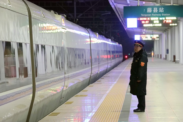 藤縣站客運員正在接車。唐燁攝