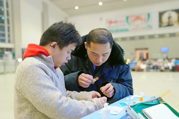 梧州南站工作人员为旅客提供暖心服务。莫超信摄