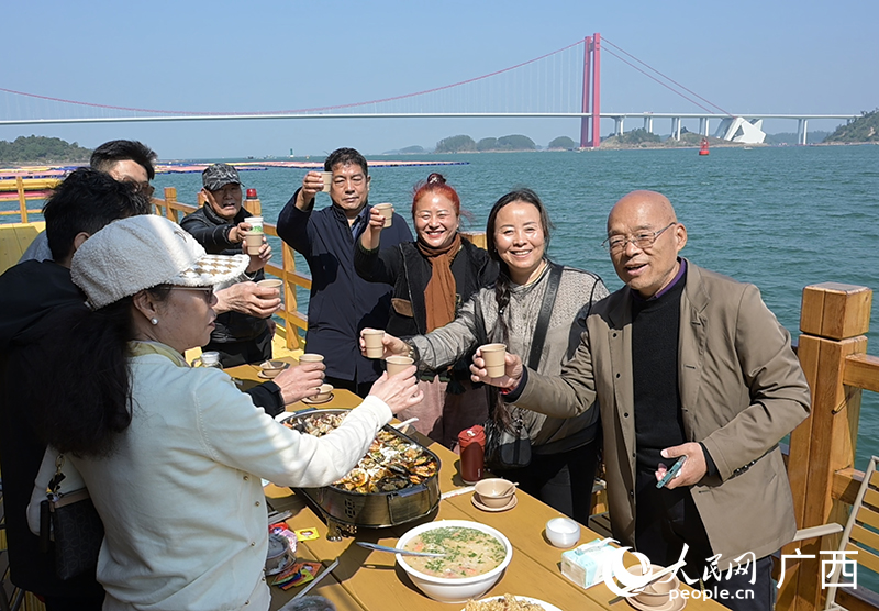 游客李霞（右二）和朋友們在用餐。人民網記者 雷琦竣攝