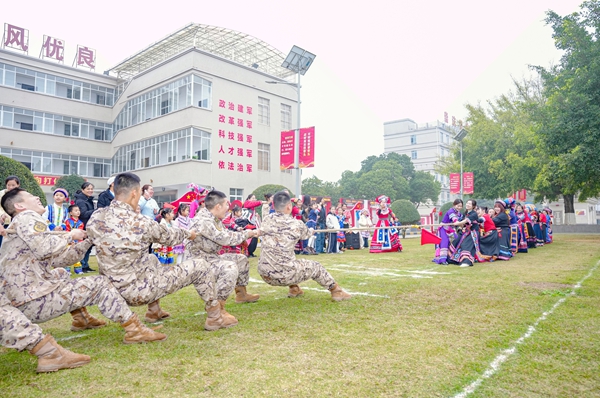 官兵与师生开展拔河比赛。赖治华摄