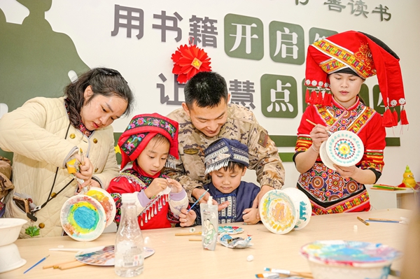 官兵与师生绘制铜鼓。赖治华摄