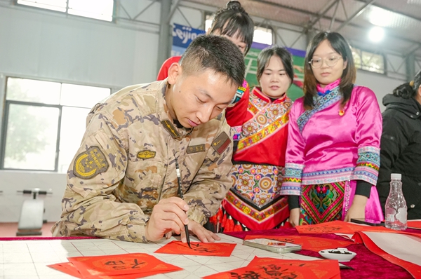 官兵书写福字。赖治华摄