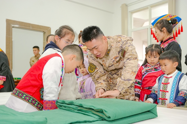 官兵讲解叠被子技巧。赖治华摄