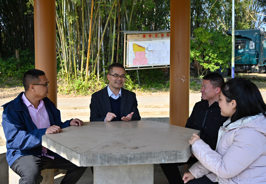 走进那剑垌村察看村容村貌。陆燕摄