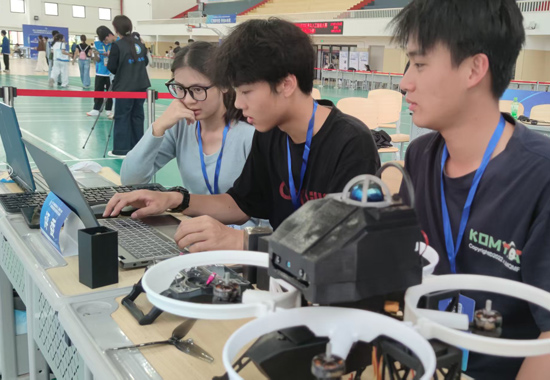 学生参加第七届国际青年人工智能大赛(IYAIC)全国总决赛。北海职业学院供图