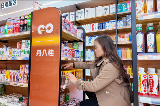 黄丽利精细化整理货架-优化店内陈列。雷蕾摄